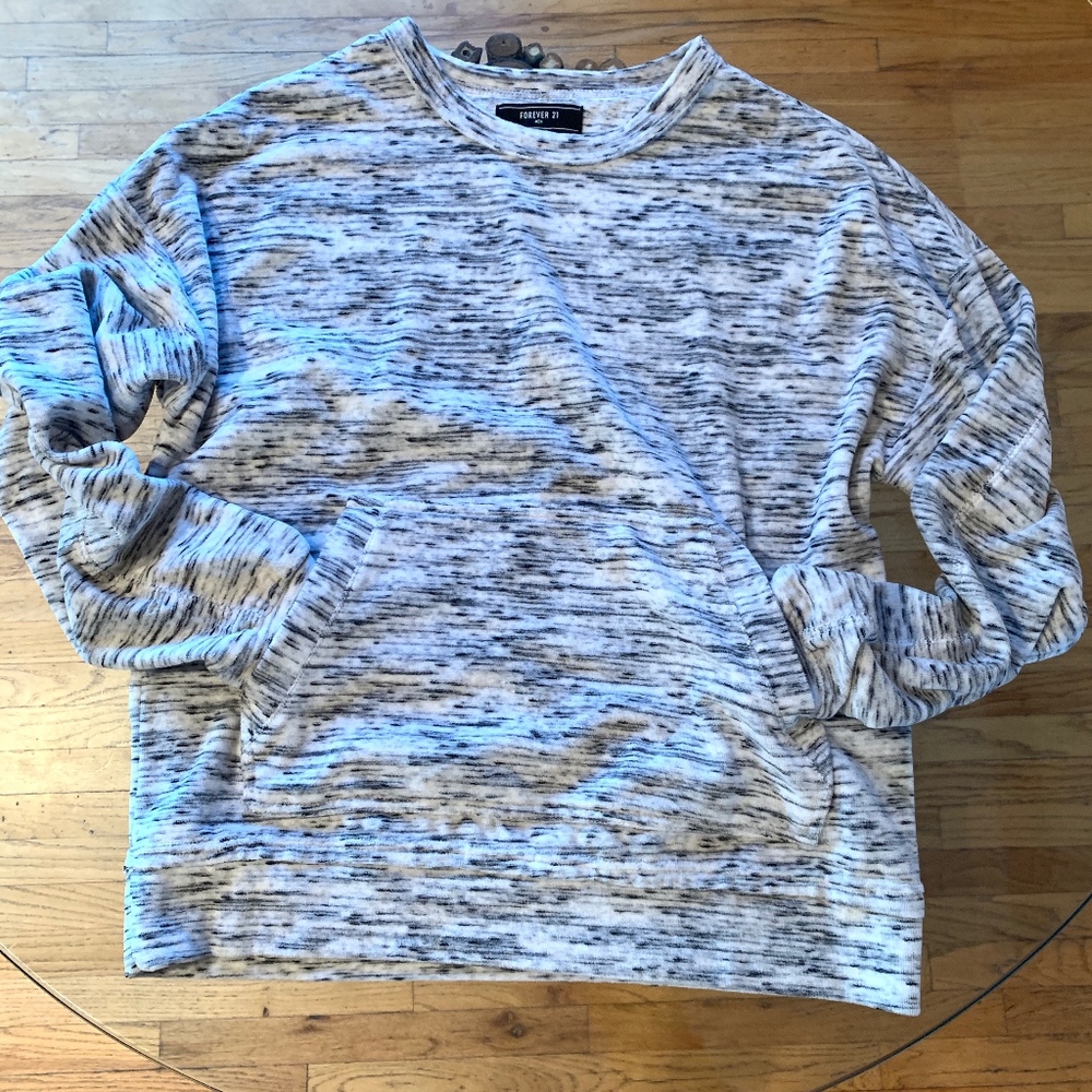 FLEECE SWEATSHIRT w POCKETS